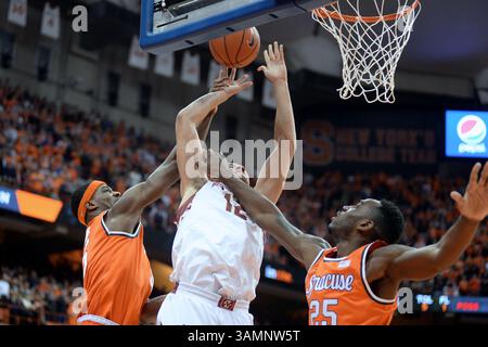 Februar 2014 - Syracuse, New York, USA Der Stürmer RYAN ANDERSON (12) des Boston College Eagles wird von Syracuse Orange Forward RAKEEM CHRISTMAS (25) angegriffen, während der Ball von Syracuse Orange Forward C.J. FAIR (5) in der ersten Halbzeit im Carrier Dome in Syracuse entfernt wurde. (Bild: © Michael Johnson/ZUMAPRESS.com) Stockfoto