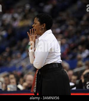 19. Februar 2014 - Hartford, CT, USA - Cheftrainer der Central Florida Knights, Joi Williams, spricht ihr Team während der ersten Halbzeit im XL Center in Hartford, USA, am Mittwoch, den 19. Februar 2014, gegen die Connecticut Huskies aus. Huskies gewann 83:35. (Kreditbild: © John Woike/MCT/ZUMAPRESS.com) Stockfoto