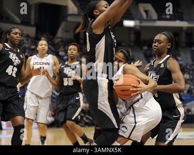 19. Februar 2014 – Hartford, CT, USA – die Connecticut Huskies-Garde Moriah Jefferson (4) pflügt am Mittwoch, 19. Februar 2014, in Central Florida Knights Forward Sara Djassi (20), die in der ersten Halbzeit im XL Center in Hartford, USA, zu einem Blockierfoul gerufen wurde. (Kreditbild: © John Woike/MCT/ZUMAPRESS.com) Stockfoto