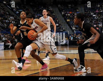 19. Februar 2014 – Hartford, CT, USA – die Connecticut Huskies-Garde Moriah Jefferson (4) fährt in der zweiten Halbzeit am 19. Februar 2014 im XL Center in Hartford, USA vorbei. Huskies gewann 83:35. (Kreditbild: © John Woike/MCT/ZUMAPRESS.com) Stockfoto