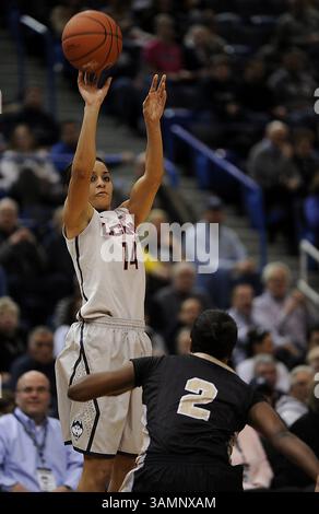 19. Februar 2014 - Hartford, CT, USA - Bria Hartley (14) erzielte am Mittwoch, den 19. Februar 2014 im XL Center in Hartford, Konn., 20 Punkte und holte vier Rebounds gegen Andrea Hines (2) und die University of Central Florida Knights. Huskies gewann 83:35. (Kreditbild: © John Woike/MCT/ZUMAPRESS.com) Stockfoto