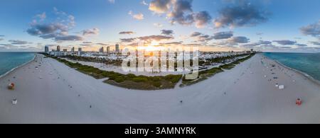 Aus der Vogelperspektive auf den fantastischen Sonnenuntergang über dem wunderschönen Miami Beach mit Stadtblick und Meer, Flamingo, USA. Stockfoto