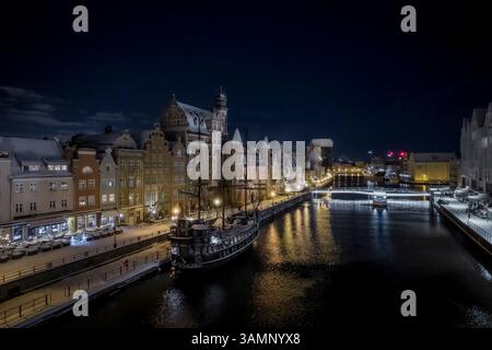 Blick aus der Vogelperspektive auf die wunderschöne Altstadt mit historischen Gebäuden und einem Fluss, Danzig, Polen. Stockfoto