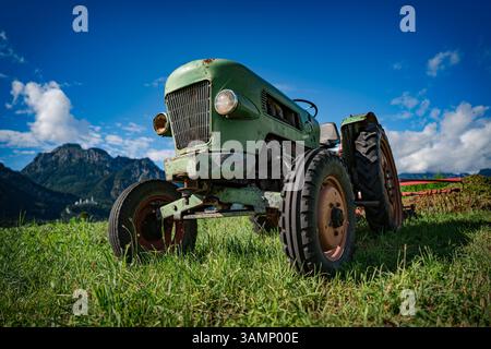 Alten Traktor auf den Bergwiesen Stockfoto