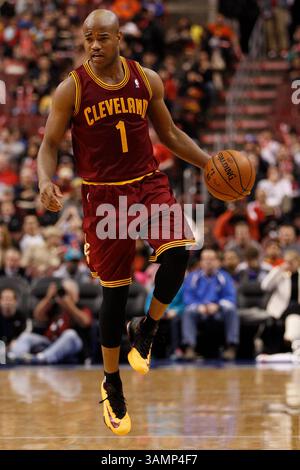 18. Februar 2014: Cleveland Cavaliers Point Guard Jarrett Jack (1) im NBA-Spiel zwischen den Cleveland Cavaliers und den Philadelphia 76ers im Wells Fargo Center in Philadelphia, Pennsylvania. Die Cavaliers gewannen 114:85. Christopher Szagola/Cal Sport Media(Bild: © Chris Szagola/Cal Sport Media/ZUMAPRESS.com) Stockfoto