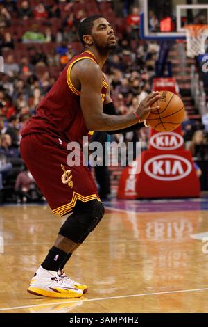 18. Februar 2014: Die Cleveland Cavaliers Point Guard Kyrie Irving (2) will den Ball während des NBA-Spiels zwischen den Cleveland Cavaliers und den Philadelphia 76ers im Wells Fargo Center in Philadelphia, Pennsylvania, schießen. Die Cavaliers gewannen 114:85. Christopher Szagola/Cal Sport Media(Bild: © Chris Szagola/Cal Sport Media/ZUMAPRESS.com) Stockfoto