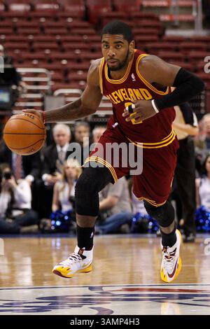 18. Februar 2014: Die Cleveland Cavaliers Point Guard Kyrie Irving (2) spielt während des NBA-Spiels zwischen den Cleveland Cavaliers und den Philadelphia 76ers im Wells Fargo Center in Philadelphia, Pennsylvania. Die Cavaliers gewannen 114:85. Christopher Szagola/Cal Sport Media(Bild: © Chris Szagola/Cal Sport Media/ZUMAPRESS.com) Stockfoto