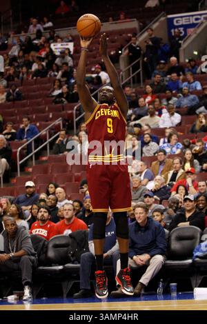 18. Februar 2014: Cleveland Cavaliers Small Forward Luol Deng (9) schießt den Ball während des NBA-Spiels zwischen den Cleveland Cavaliers und den Philadelphia 76ers im Wells Fargo Center in Philadelphia, Pennsylvania. Die Cavaliers gewannen 114:85. Christopher Szagola/Cal Sport Media(Bild: © Chris Szagola/Cal Sport Media/ZUMAPRESS.com) Stockfoto