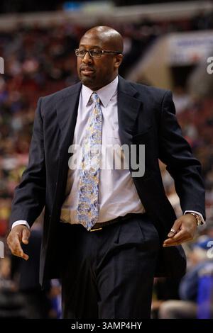 18. Februar 2014: Mike Brown, Head Coach der Cleveland Cavaliers, sieht sich während des NBA-Spiels zwischen den Cleveland Cavaliers und den Philadelphia 76ers im Wells Fargo Center in Philadelphia, Pennsylvania, an. Die Cavaliers gewannen 114:85. Christopher Szagola/Cal Sport Media(Bild: © Chris Szagola/Cal Sport Media/ZUMAPRESS.com) Stockfoto