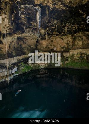 Luftaufnahme der mystischen Cenote mit einer Person schwimmen, Valladolid, Yucatan, Mexiko. Stockfoto