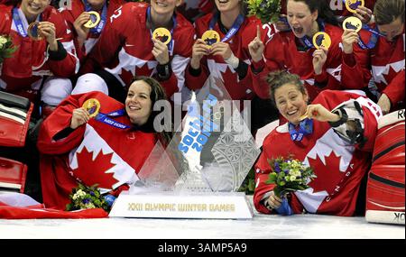 20. Februar 2014 - Sotschi, Russland - die Tore des Teams Canada Shannon Szabados aus Edmonton, ab (links) und Charline Labonte aus Boisbriand, QC posieren mit anderen Spielern für ein Mannschaftsbild, nachdem sie das Team USA 3-2 in Überstunden besiegt haben, um die Eishockey-Goldmedaille der Frauen bei den Olympischen Winterspielen 2014 in Sotschi, Russland, Donnerstag, den 20. Februar 2014, zu gewinnen. Al Charest/Calgary Sun/QMI Agency OLY2014 (Kreditbild: © Al Charest/QMI Agency/ZUMAPRESS.com) Stockfoto