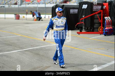 21. Februar 2014 - Daytona Beach, FL, USA - NASCAR Sprint Cup Series Pilot Brian Vickers (55) geht vor dem Trainingsbeginn am Freitag, 21. Februar 2014 auf dem Daytona International Speedway in Daytona Beach, Florida, in die Garage (Credit Image: © Jeff SINER/MCT/ZUMAPRESS.com) Stockfoto