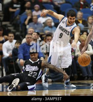 15. Januar 2014 - Minneapolis, MN, USA - Ricky Rubio, Ricky Rubio, die Minnesota Timberwolves, stiehlt den Ball von Isaiah Thomas der Sacramento Kings, während der ersten Halbzeit im Target Center in Minneapolis am Mittwoch, 15. Januar 2014. (Abbildung: © Kyndell Harkness/MCT/ZUMAPRESS.com) Stockfoto