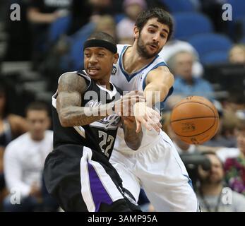 15. Januar 2014 - Minneapolis, MN, USA - Ricky Rubio, Ricky Rubio, die Minnesota Timberwolves, stiehlt den Ball von Isaiah Thomas der Sacramento Kings, während der ersten Halbzeit im Target Center in Minneapolis am Mittwoch, 15. Januar 2014. (Abbildung: © Kyndell Harkness/MCT/ZUMAPRESS.com) Stockfoto