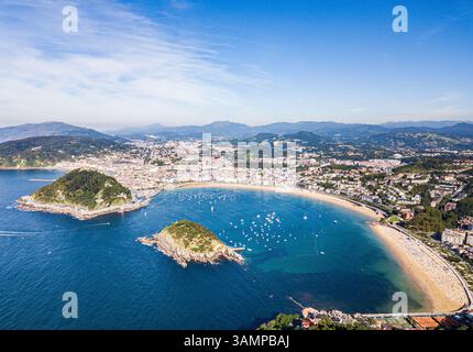 Luftaufnahme von Bahía de la concha, Antiguo, Donostia-San Sebastián, Gipuzkoa, Spanien. Stockfoto