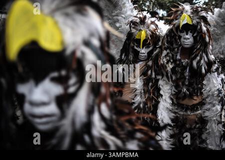 23. Februar 2014 - Makati, Philippinen - Kinder als Adler gekleidet nehmen am 23. Februar 2014 am Caracol Festival in Makati City, Metro Manila, Philippinen Teil. Die Teilnehmer des jährlichen Caracol-Festivals in Makati verkleiden sich als Blumen, Bäume, Vögel, Schmetterlinge, Früchte und andere vom Aussterben bedrohte Tierarten, um die Notwendigkeit zum Erhalt und Erhalt der Mutter Natur zum Ausdruck zu bringen. (Bild: © Ezra Acayan/ZUMAPRESS.com) Stockfoto
