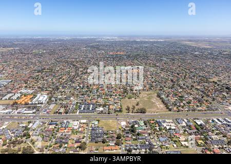 Luftaufnahme des Vorstadtviertels mit geräumigen Häusern und Infrastruktur, Sydenham, Australien. Stockfoto