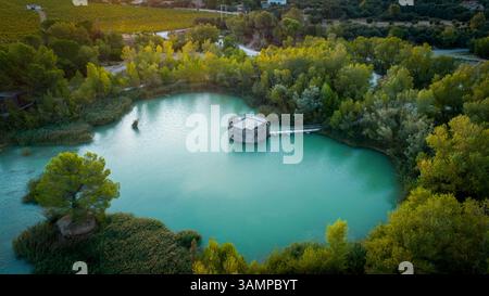 Aus der Vogelperspektive auf die kleine cabane über dem See in Vaucluse, Frankreich. Stockfoto