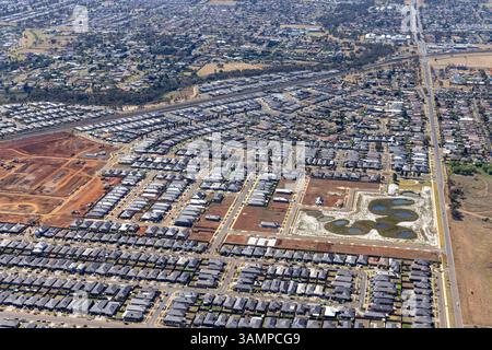 Luftaufnahme eines modernen Wohngebietes mit neuen Häusern und Straßen in einem Vorstadtviertel, Weir Views, Australien. Stockfoto
