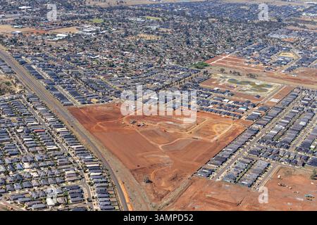 Blick aus der Vogelperspektive auf modernes Wohngebiet mit Häusern und Straßen in Vorort, Weir Views, Australien. Stockfoto