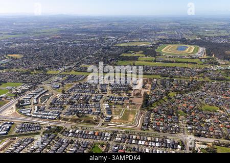 Aus der Vogelperspektive des Vorstadtviertels mit modernen Häusern und Straßen, Cranbourne West, Australien. Stockfoto