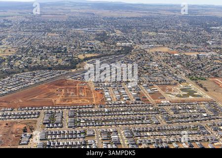 Luftaufnahme der Stadtentwicklung mit modernen Häusern und Straßen in Exford, Victoria, Australien. Stockfoto