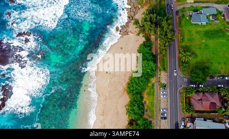 Aerial view of turquoise ocean waves crashing on sandy beach. Stockfoto