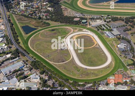 Blick aus der Vogelperspektive auf eine wunderschöne Pferderennbahn, umgeben von urbaner Landschaft und Grünflächen, Cranbourne, Victoria, Australien. Stockfoto