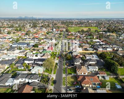 Blick aus der Vogelperspektive auf wunderschöne Vorstadthäuser und Straßen, umgeben von Grün und Bäumen, Broadmeadows, Australien. Stockfoto