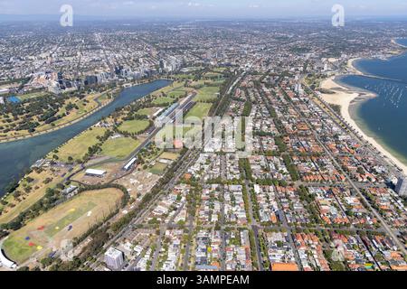 Blick aus der Vogelperspektive auf den wunderschönen Albert Park mit Grün, Häusern und Küste, Melbourne, Australien. Stockfoto