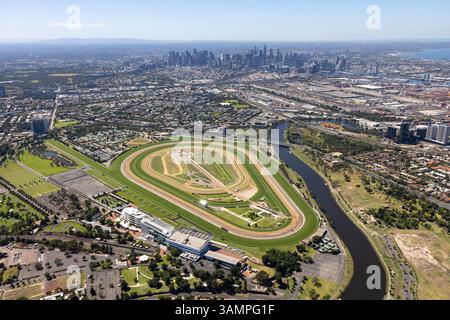 Blick aus der Vogelperspektive auf eine wunderschöne Pferderennbahn, umgeben von einer pulsierenden Stadtlandschaft und einem Fluss, Maribyrnong, Victoria, Australien. Stockfoto