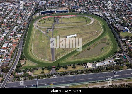Blick aus der Vogelperspektive auf die Pferderennbahn, umgeben von Wohngebieten und Grünflächen, Brunswick West, Australien. Stockfoto