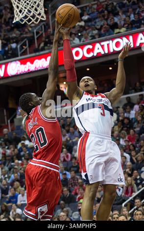 17. Januar 2014 - Washington, DC, USA - Chicago Bulls Small Forward Tony Snell (20) blockiert den Schuss des Washington Wizards Shooting Guard Bradley Beal (3) während der zweiten Spielhälfte im Verizon Center in Washington am Freitag, 17. Januar 2014. Washington besiegte Chicago mit 96:93. (Bild: © Harry E. Walker/MCT/ZUMAPRESS.com) Stockfoto