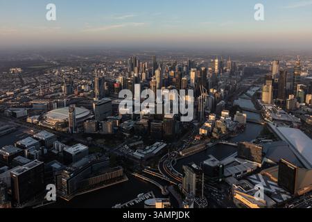 Aus der Vogelperspektive von Southbank mit Melbourne und den Docklands im Blick, Austrialia. Stockfoto
