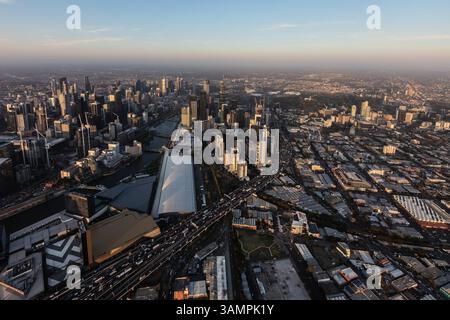 Aus der Vogelperspektive von Southbank mit Melbourne und den Docklands im Blick, Austrialia. Stockfoto
