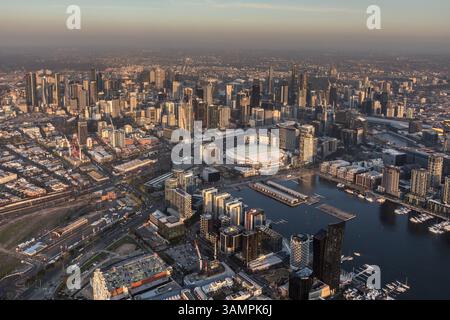 Blick aus der Vogelperspektive auf West Melbourne bei Sonnenuntergang mit dem zentralen Geschäftsviertel von Melbourne und den Docklands im Blick, Austrialia. Stockfoto