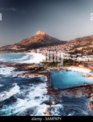 Blick aus der Vogelperspektive auf den Strand von Camps Bay mit Lions Head Mountain, Western Cape, Südafrika. Stockfoto