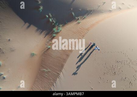 Luftaufnahme der riesigen Wüste mit Sanddünen und Menschen, Mileha, Schardscha Emirat, Vereinigte Arabische Emirate. Stockfoto