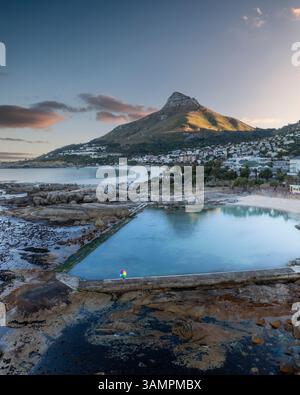 Aus der Vogelperspektive auf die ruhige Camps Bay mit Lions Head Berg und Meer, Bakoven, Kapstadt, Südafrika. Stockfoto