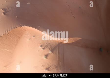 Luftaufnahme der weitläufigen Sanddünen in der Wüste, Mileha, Schardscha Emirat, Vereinigte Arabische Emirate. Stockfoto