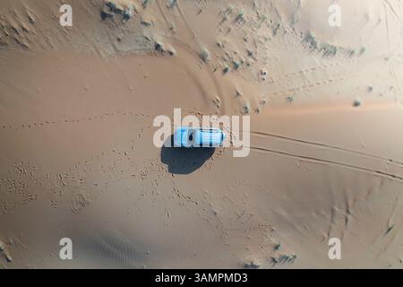 Luftaufnahme der Sanddünen mit Fahrzeugspuren, Sharjah Emirat, Vereinigte Arabische Emirate. Stockfoto