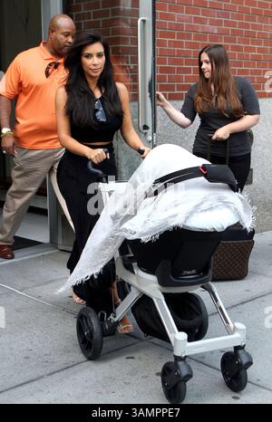 Kim Kardashian verlässt am 28. Juni 2014 ihre Wohnung in Soho mit ihrer Tochter North West in New York City Stockfoto