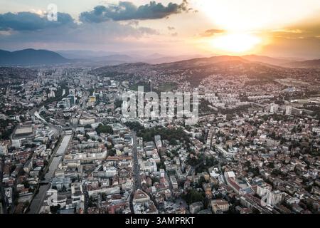 Aus der Vogelperspektive der Stadt Sarajevo bei Sonnenuntergang in Bosnien und Herzegowina. Stockfoto