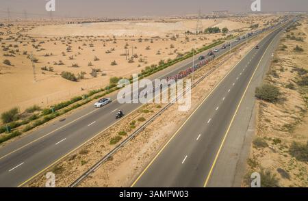 Aus der Vogelperspektive eines Radwettbewerbs auf einer Straße mitten in der Wüste in Dubai, USA Stockfoto
