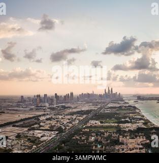 Aus der Vogelperspektive der Wolkenkratzer aus dem Vorort Dubai, USA Stockfoto