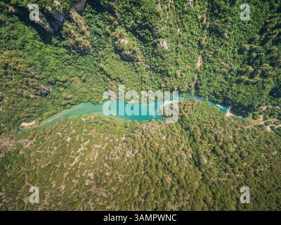 Luftaufnahme des Chouwen Lake in Chouaneh im Libanon. Stockfoto
