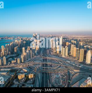 Luftaufnahme der Verkehrswege und Wolkenkratzer in Dubai, U.A.E. Stockfoto