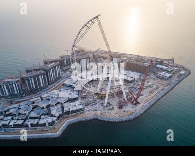 Aus der Vogelperspektive des im Bau befindlichen Riesenrads auf Bluewaters Island in Dubai, USA Stockfoto