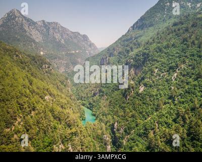 Luftaufnahme des Chouwen Lake in Chouaneh im Libanon. Stockfoto
