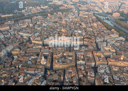 Aus der Vogelperspektive auf die Piazza Navona (Platz Navona) in der Altstadt von Rom, Latium, Italien. Stockfoto